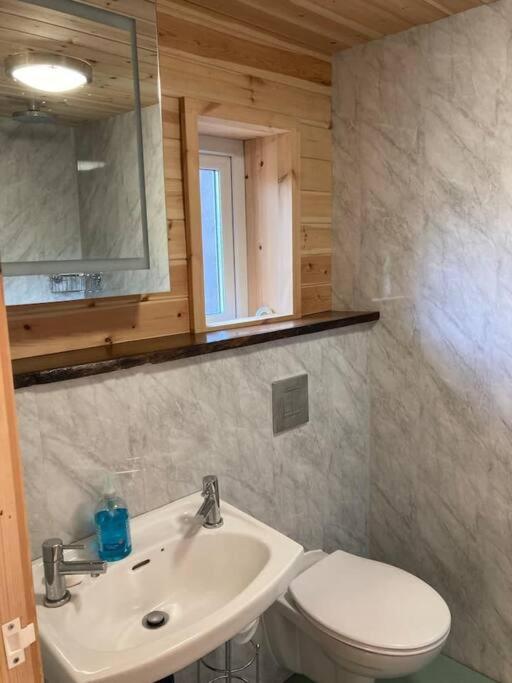 Ty Taf 2 Bed Cottage With Deck & Easy Transport Links Cardiff Eksteriør billede