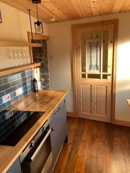 Ty Taf 2 Bed Cottage With Deck & Easy Transport Links Cardiff Eksteriør billede